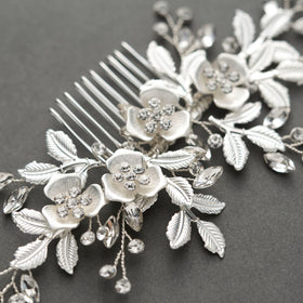 SWEETV comb crystal-petal design on model highlights eye-catching texture
