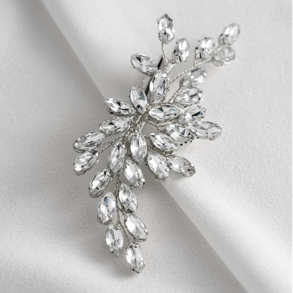 SWEETV easy-fastening hair clip delivers secure wear from ceremony to celebration.