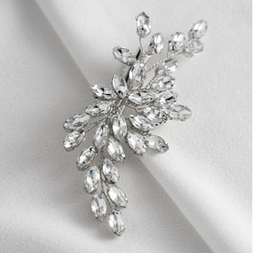 SWEETV easy-fastening hair clip delivers secure wear from ceremony to celebration.