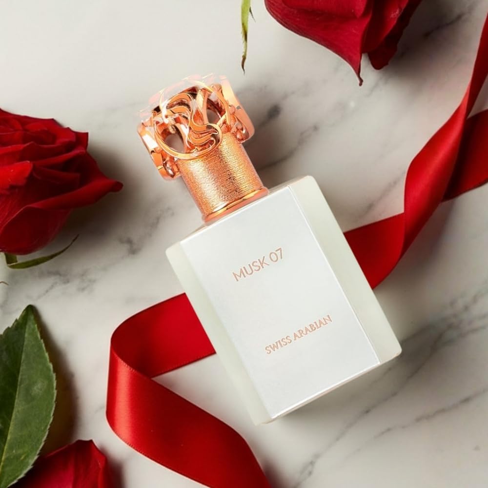 Top notes of pomegranate and blackcurrant open with a juicy, vibrant freshness.