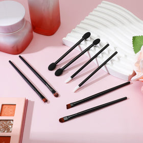 SynHHergyx disposable makeup brush packaging for easy, on-the-go storage.