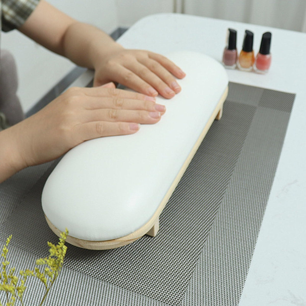 Tang Song wooden stand features a durable frame that resists deformation over time