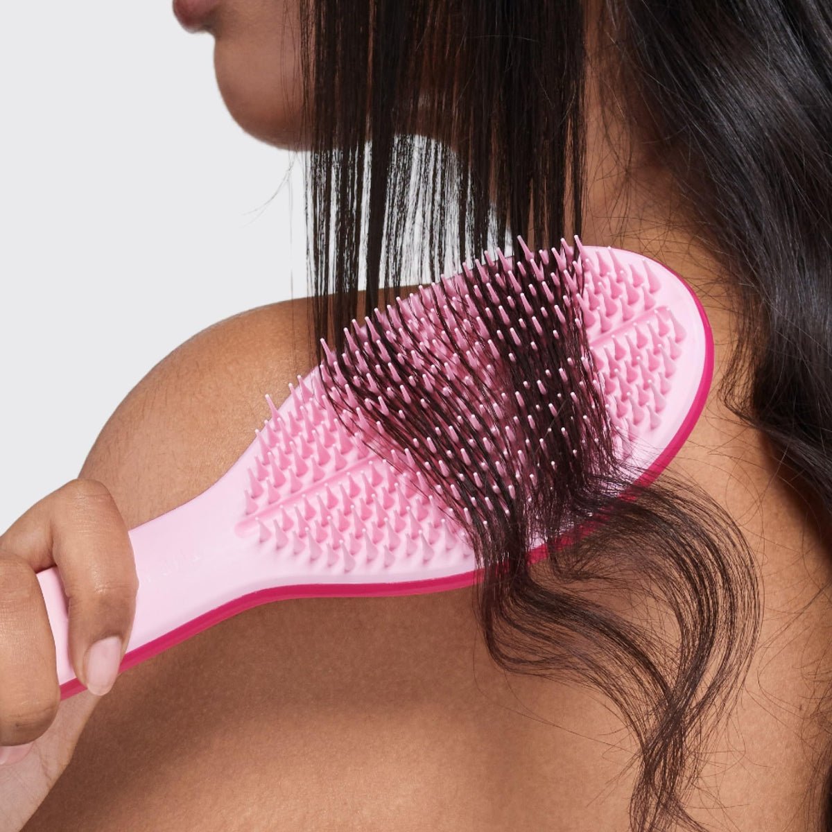Tangle Teezer Ultimate Styler delivers finished looks with less frizz and more shine.