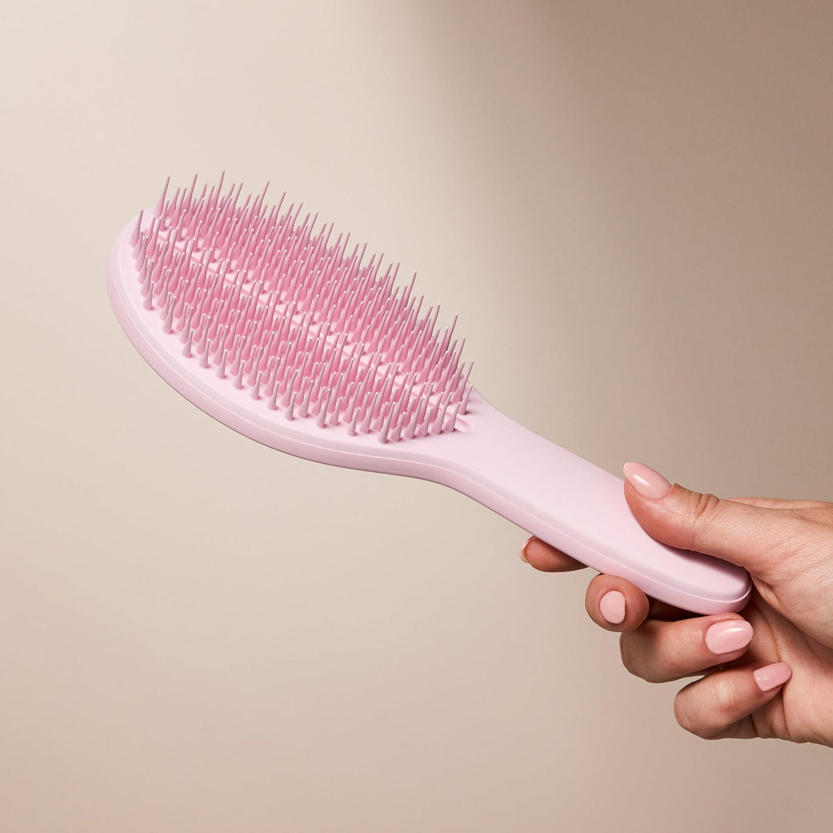 Tangle Teezer Ultimate Styler adds volume and texture for versatile styling.