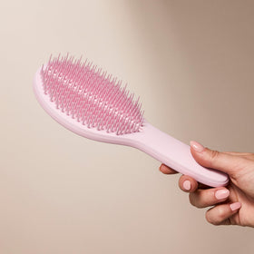 Tangle Teezer Ultimate Styler adds volume and texture for versatile styling.