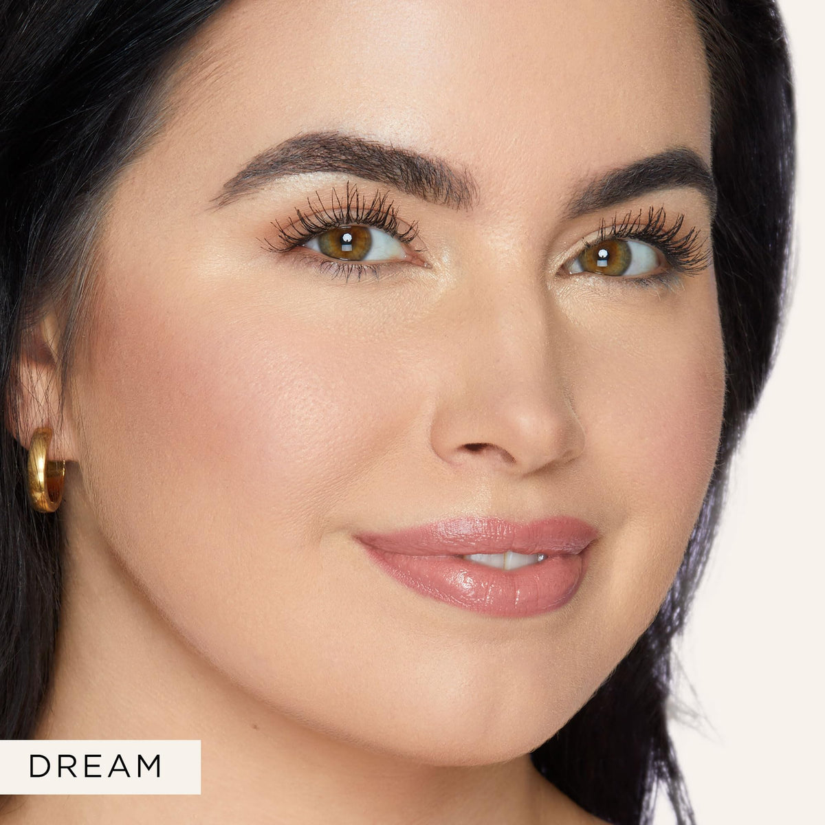 tarte Shape Tape Glow Wand with diamond complex provides a soft-focus glow.