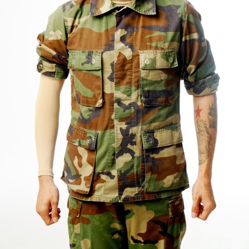 Tat2X flatlock seam sleeve offers irritation-free wear.