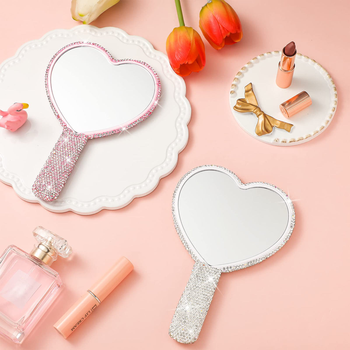 Tatuo heart mirror in silver-white with handle for travel and daily grooming.