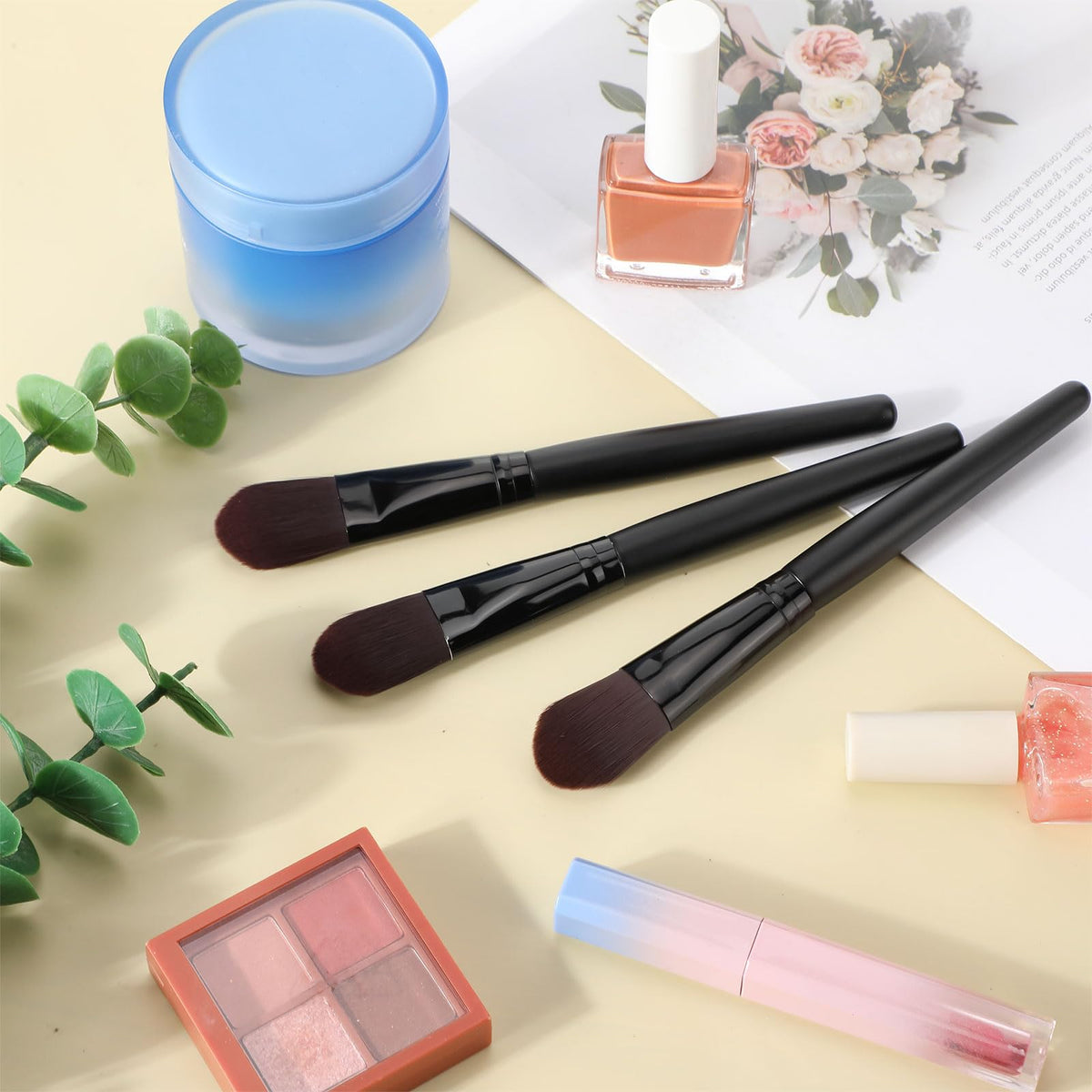 Teenyyou dense flat bristles for seamless blending of liquid makeup.
