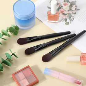 Teenyyou dense flat bristles for seamless blending of liquid makeup.