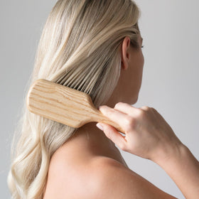 Close-up of TEK wood grain on the detangling-ready brush