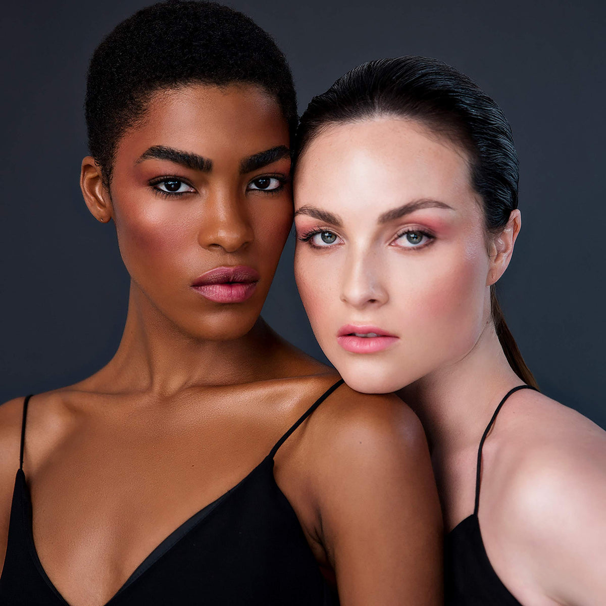 TEMPTU S/B foundation finish achieving dewy, skin-like glow