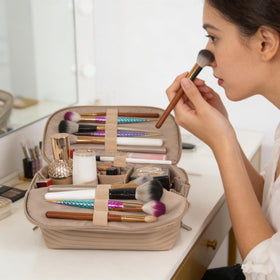Tense Edano middle compartment separates items for easy packing