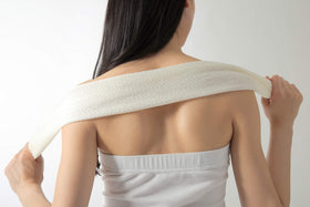 Terra Distribution back-scrubber 90 cm length enables easy reach.