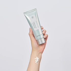 Close-up of watery texture – airy spring rain feel, non-sticky finish