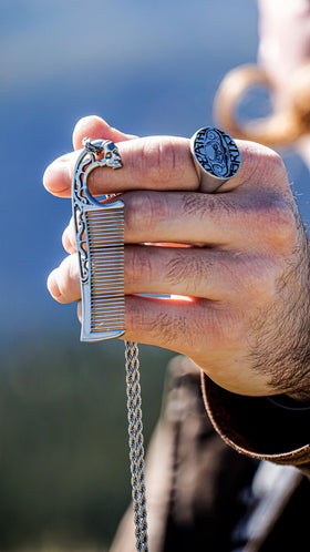 The Vintage Grooming Co durable metal construction stands up to regular grooming sessions