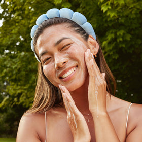 Aloe vera juice graphic on packaging highlights soothing hydration for skin.
