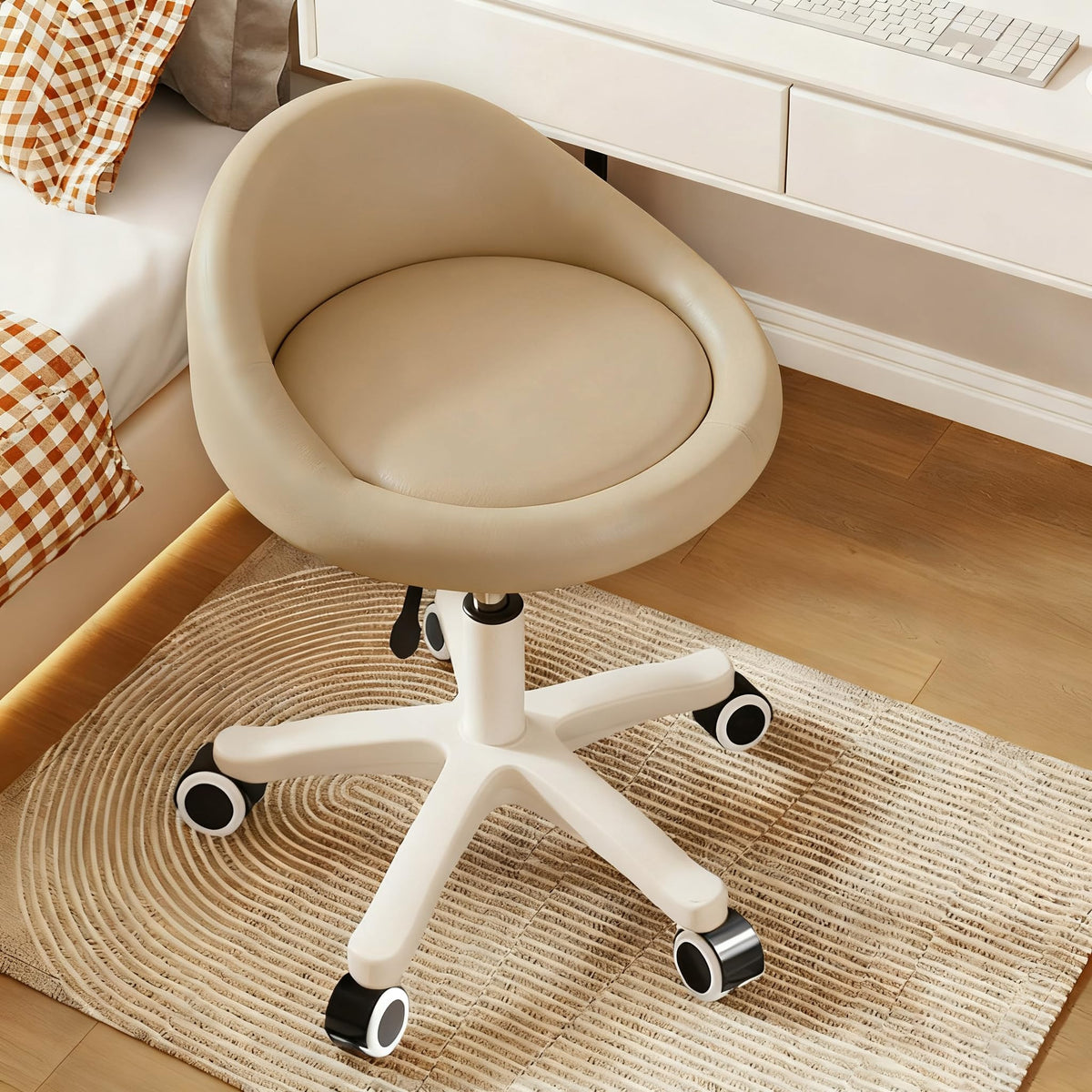 Timbertouch rolling stool with ergonomic swivel seat for all-day comfort at work.
