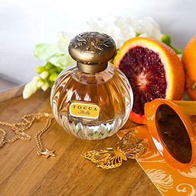 Tocca Stella hands applying fragrance for quick refresh