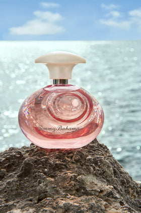 Tommy Bahama Eau de Parfum dry notes vanilla, patchouli, musk, praline give a warm, lasting finish.