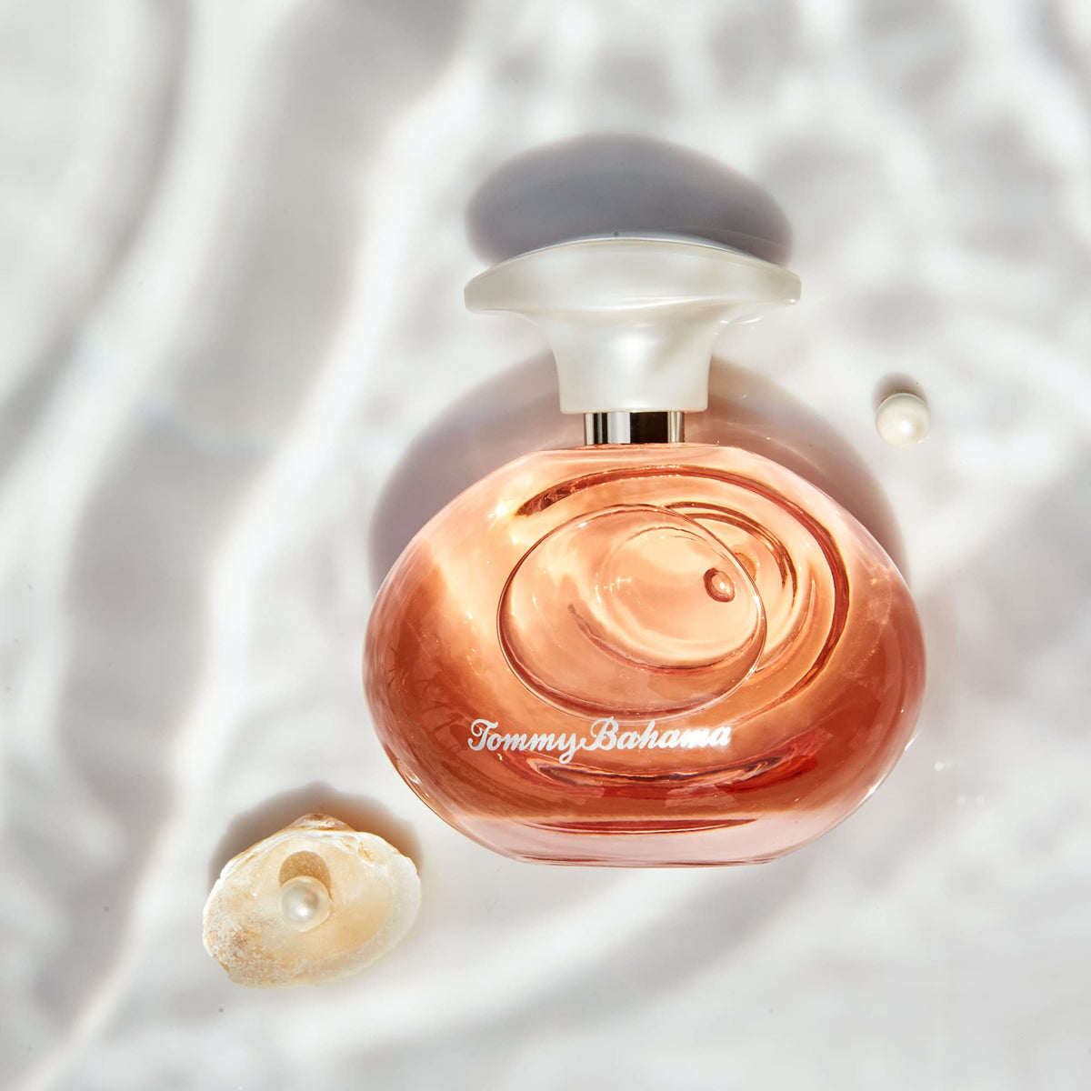Tommy Bahama Eau de Parfum heart notes of gardenia, hedione, heliotrope create a creamy floral core.