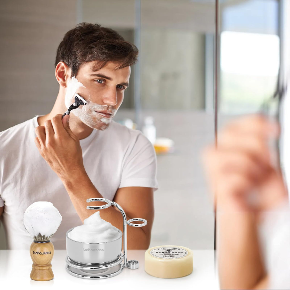 Tonhawness complete shaving kit makes a thoughtful gift for him.