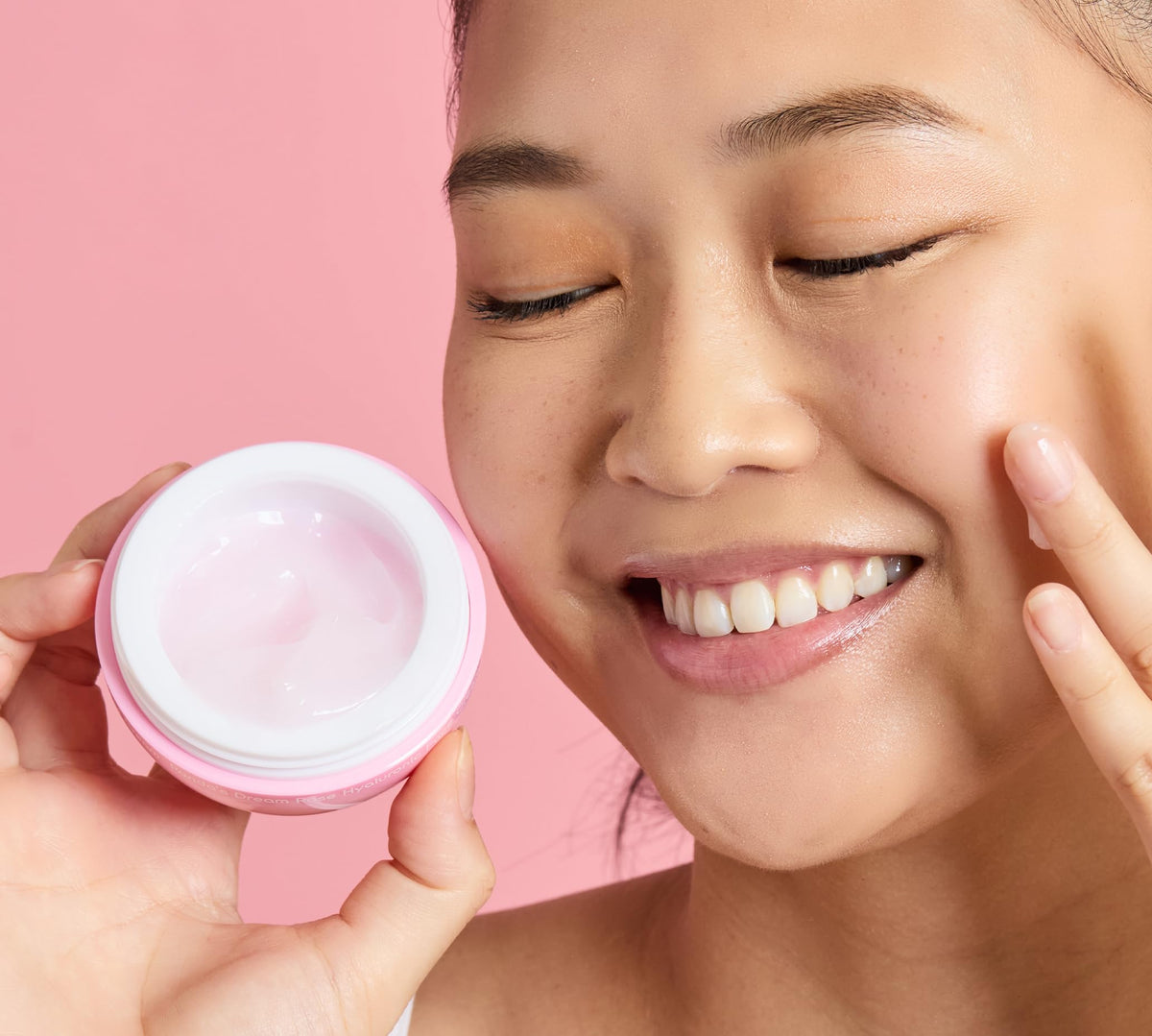 TONYMOLY Panda's Dream Rose Gel texture absorbs quickly, delivering refreshing moisture without a tacky finish.