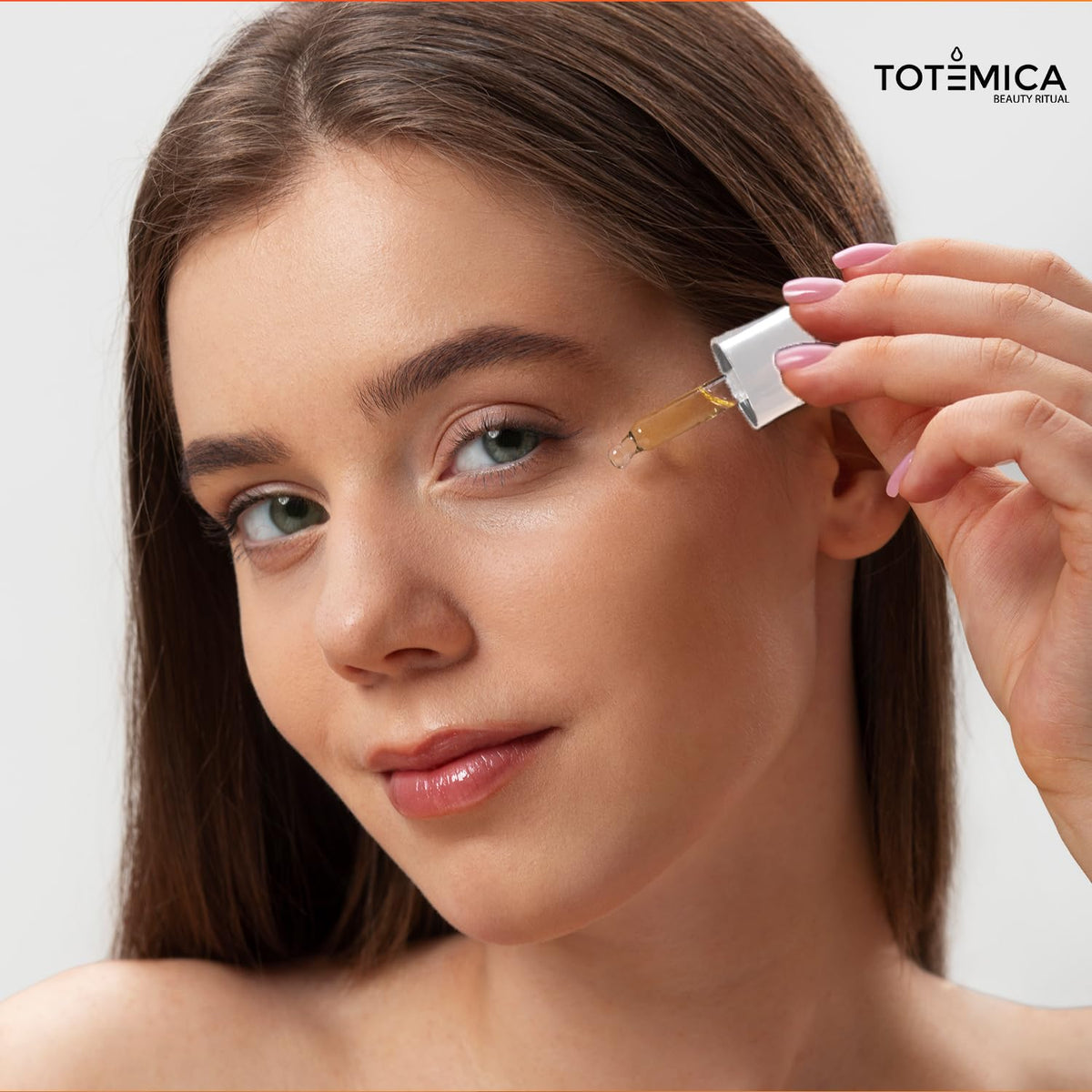 Totemica Vitamin C Serum dropper visible for precise daily hydration.
