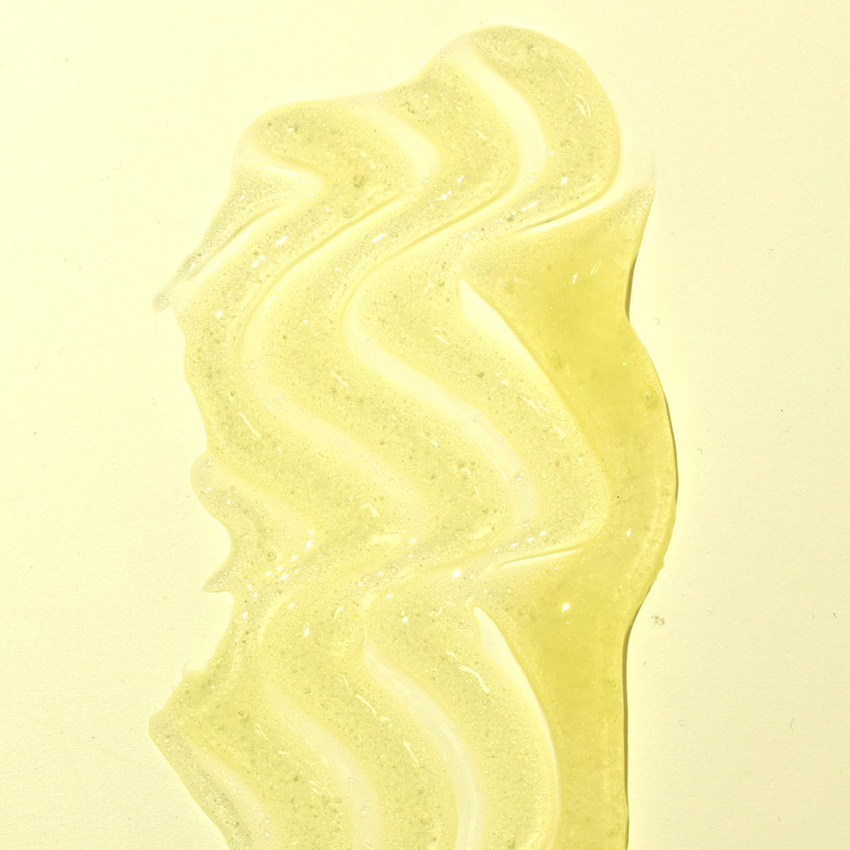 Banana and oats ingredients highlight moisture and calming properties.