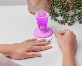 Tweexy Hinge prevents spills for a clean, mess-free workspace.