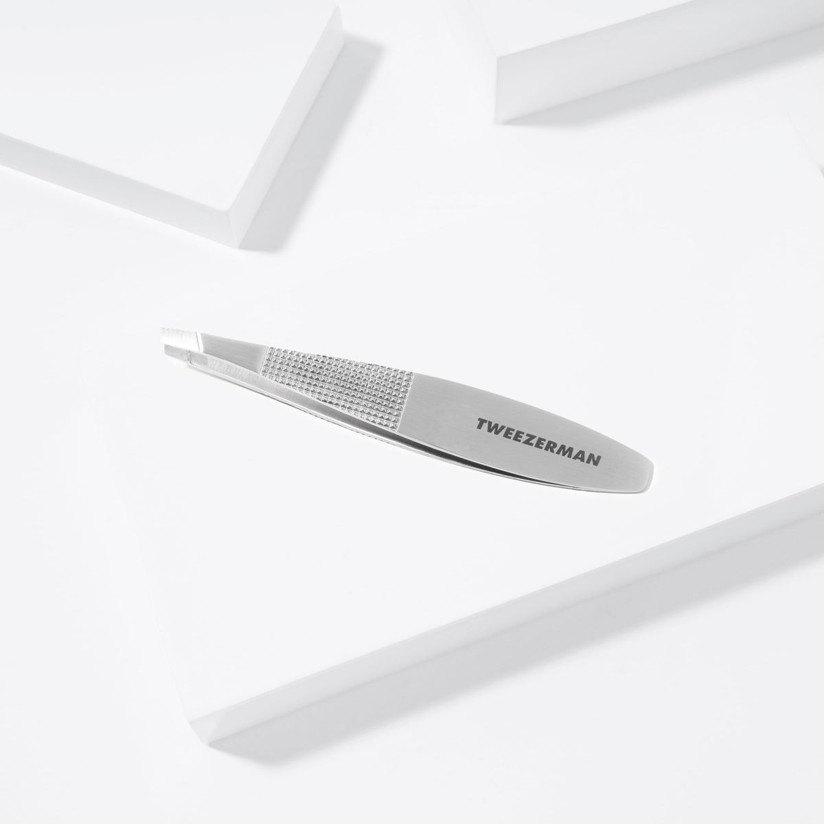 25-degree slant tip of Tweezerman Slant Tweezer for brow bone precision.