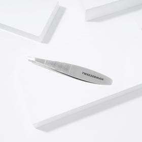 25-degree slant tip of Tweezerman Slant Tweezer for brow bone precision.