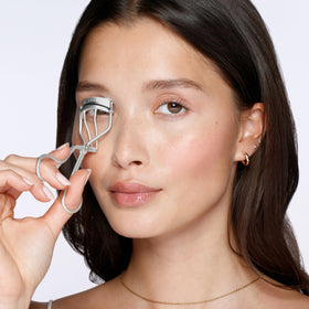 Tweezerman curl 60-degree angled top bar makes reaching every lash easier.