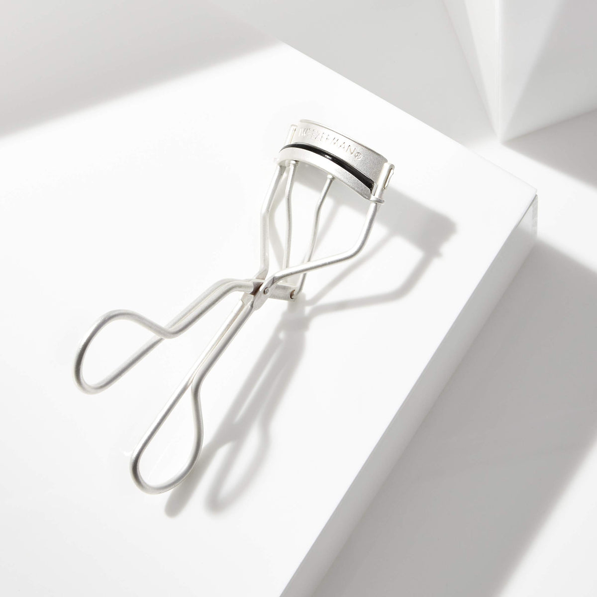 Tweezerman ergonomic handle ensures smooth opening and closing during use.