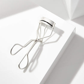 Tweezerman ergonomic handle ensures smooth opening and closing during use.