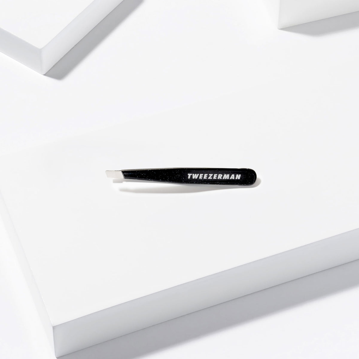 Tweezerman Mini Slant Tweezer grip design emphasizes comfort and control