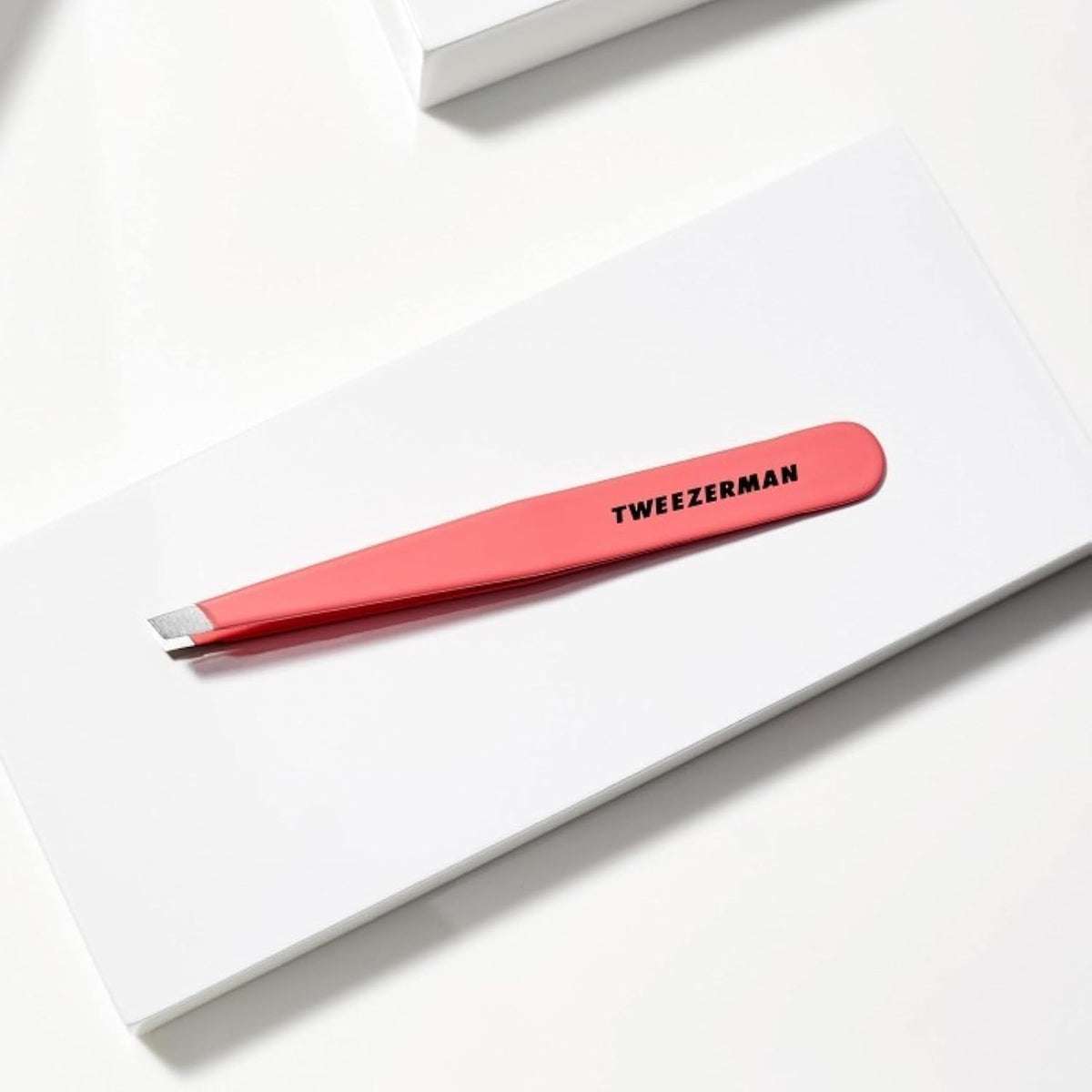 Tweezerman slant tweezer aligned tips remove hair cleanly and accurately.