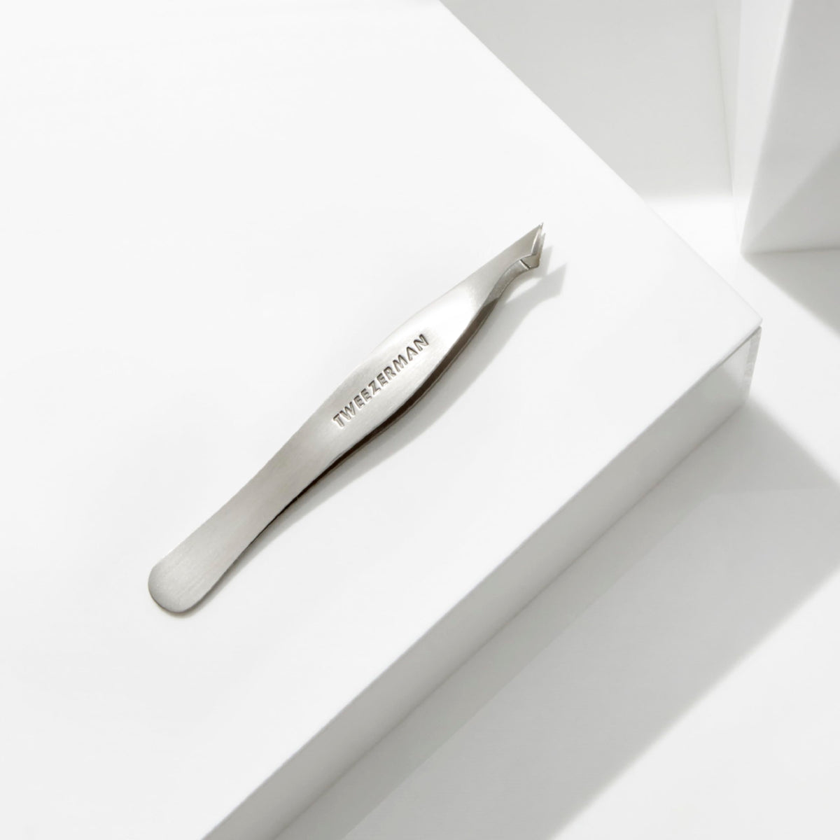 Closeup of Tweezerman tips meeting for firm grip on hair.