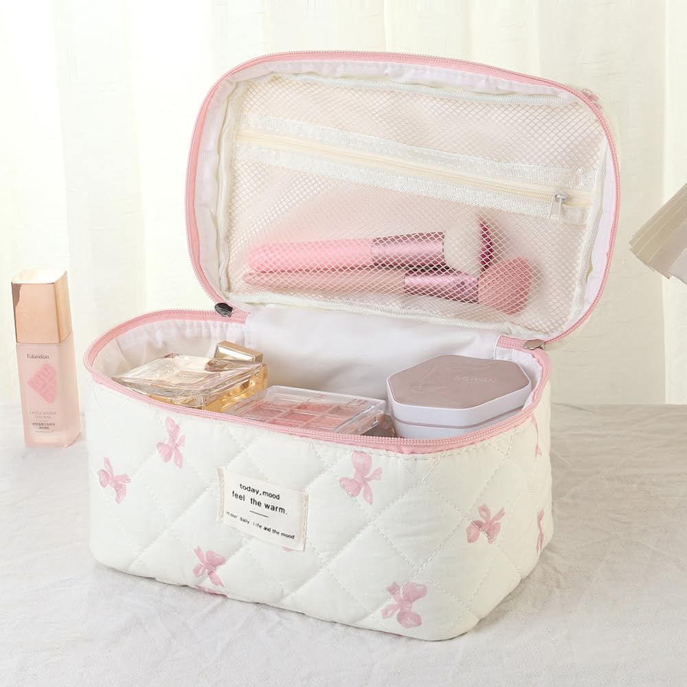 uekeboag makeup bag zipper detail, smooth closure for secure packing on trips.