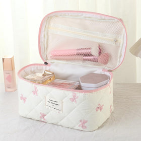 uekeboag makeup bag zipper detail, smooth closure for secure packing on trips.
