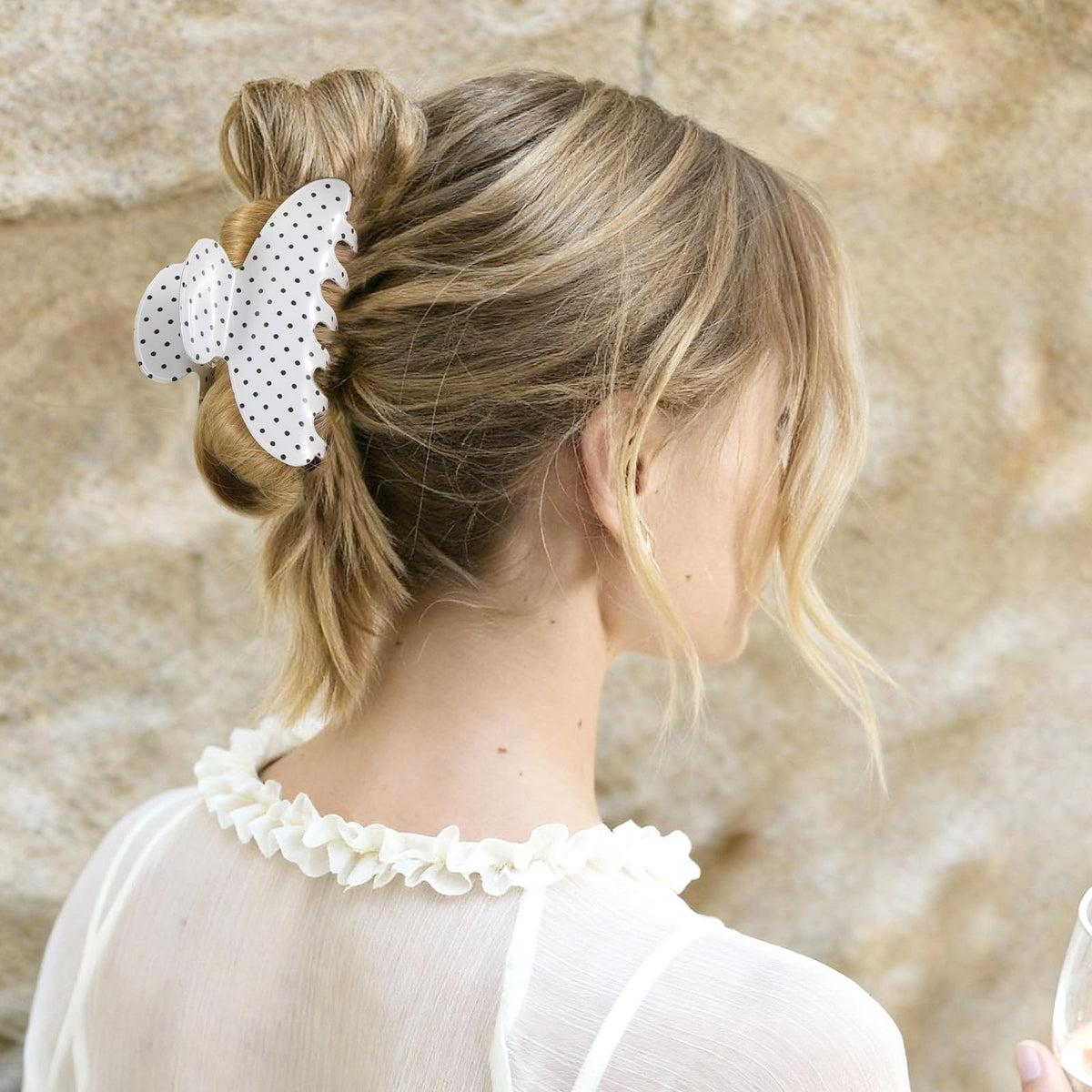 Unbednigt polka-dot black and white clip adds retro charm while keeping hair in place.