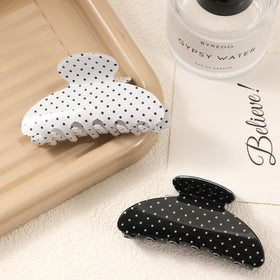 Unbednigt polka-dot pattern closeup showcases timeless design and versatile styling ideas.