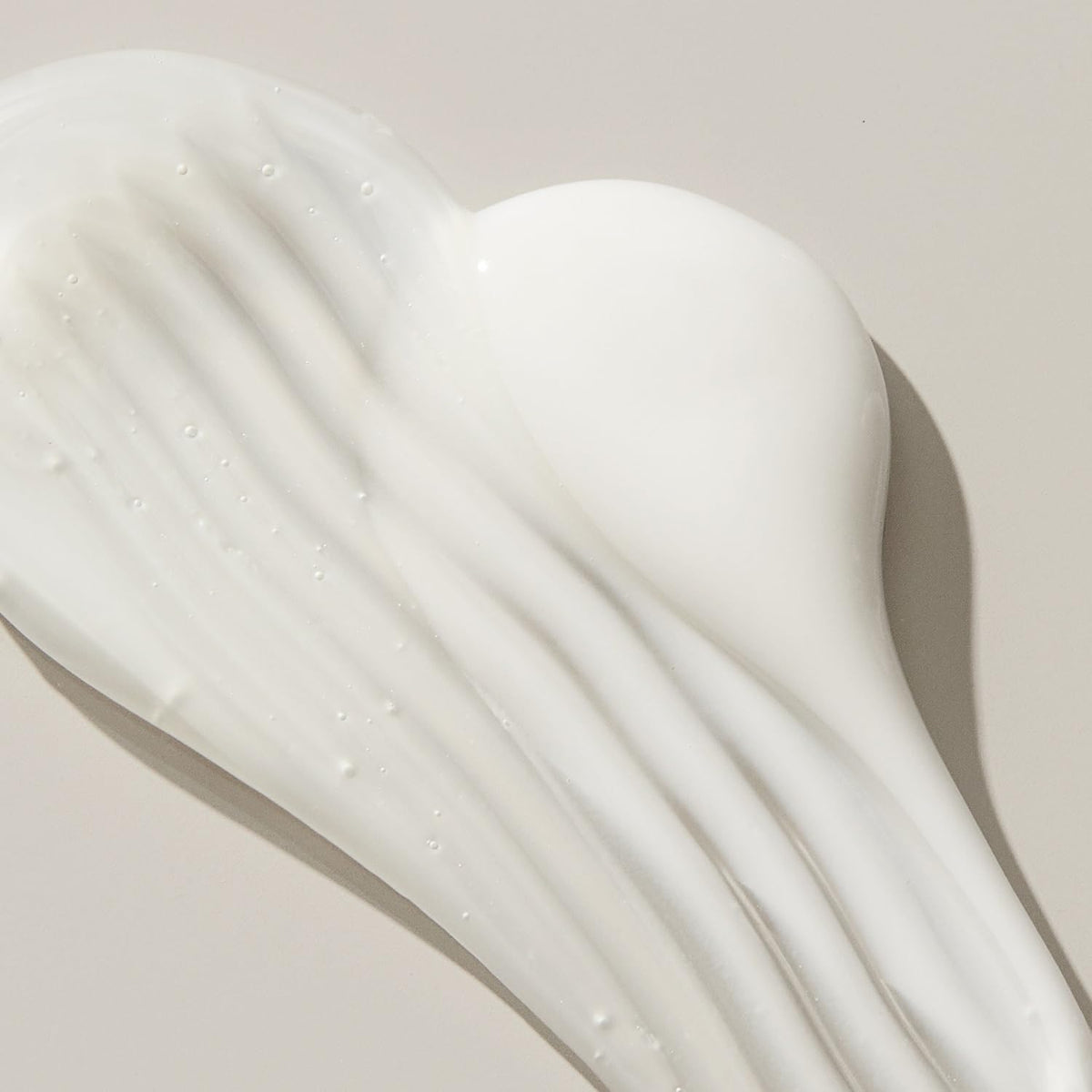 UNITE U LUXURY Conditioner on hair after shower supports shine and detangling