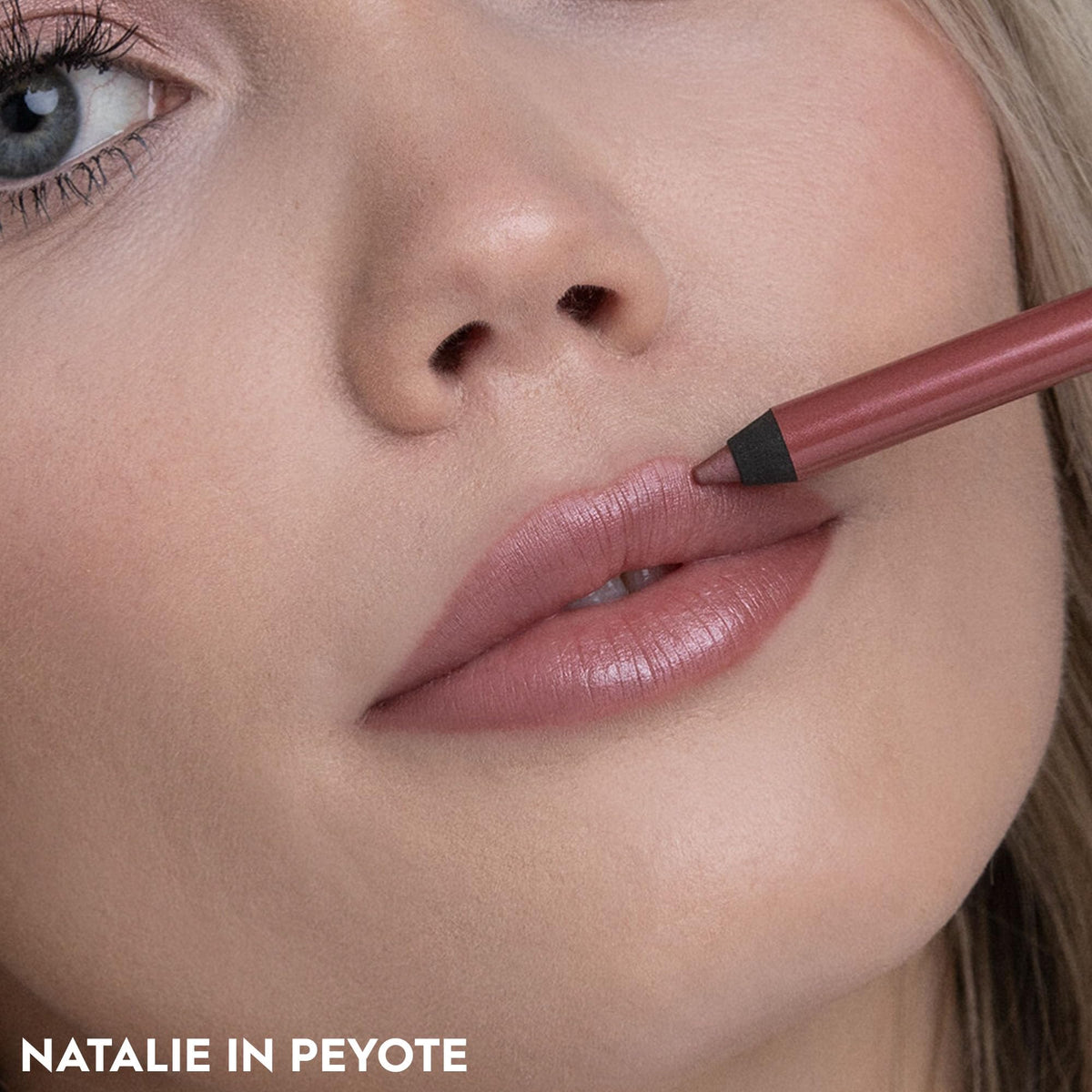 URBAN DECAY 24/7 Peyote on lips defines and sharpens the lip shape.