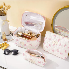 UUYUUY gold-plated zipper detail ensures smooth opening for quick makeup access.