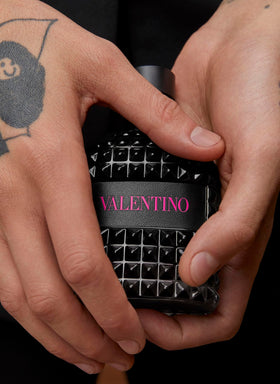 Valentino Born in Roma Extradose packaging note highlights eco-friendly, no plastic wrap.