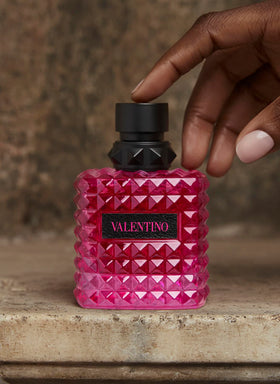 Valentino Donna Born In Roma Extradose campaign image highlights modern confidence and fragrance versatility.