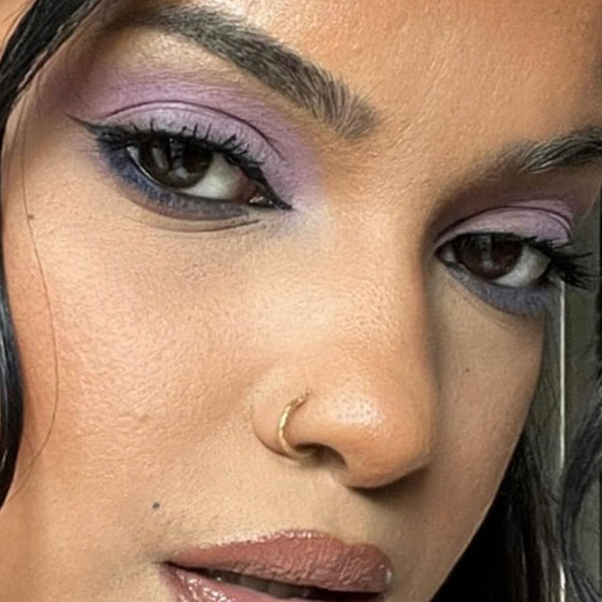 VASANTI Kajal Waterline Violet Rays smooth glide for easy one-stroke application.