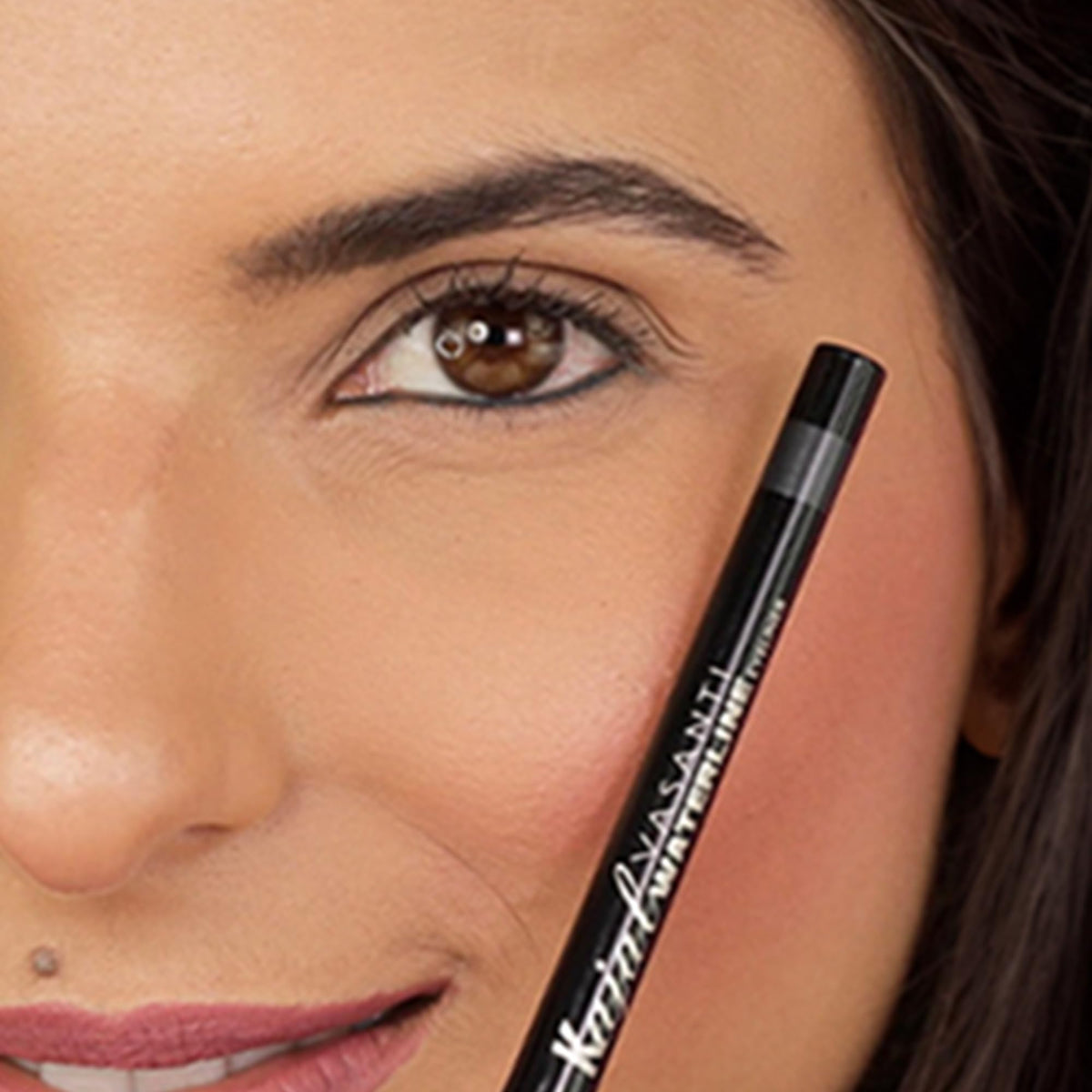 VASANTI Kajal Waterline wear test shows smudge-proof performance.