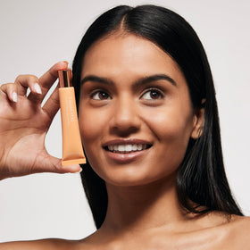 VASANTI Liquid VO2 applicator demonstrates buildable coverage for flawless blending.